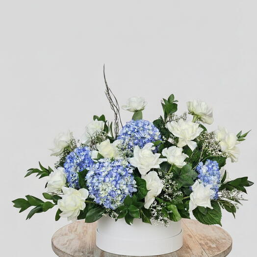 Белые и голубые цветы в коробке