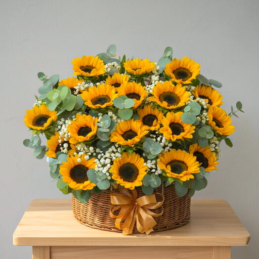 Яркая корзина из 21 подсолнуха с эвкалиптом   Жизнерадостный цветочный подарок