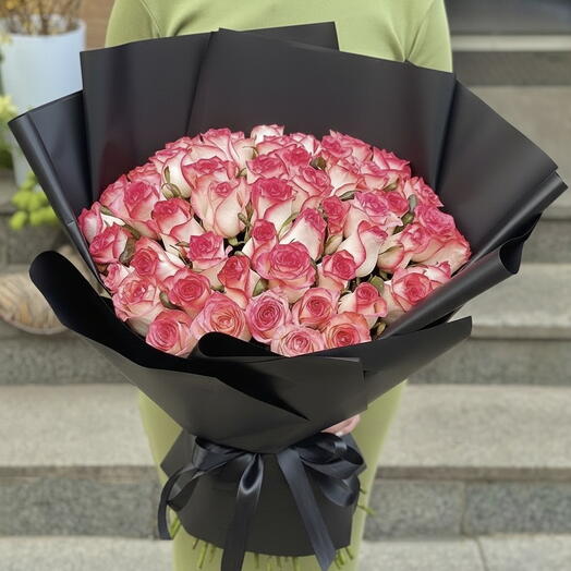 Премиум 51 роза розового цвета в роскошной чёрной упаковке
