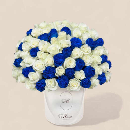 Роскошная композиция из 99 премиальных синих и белых роз в шляпной коробке