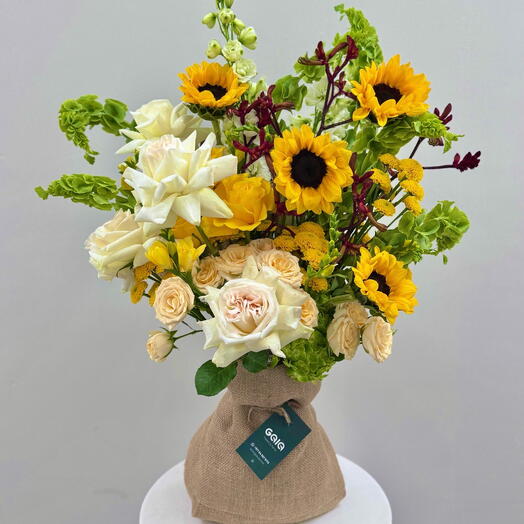 Подъём:  подсолнух и роза Охара с зелёными заполнителями