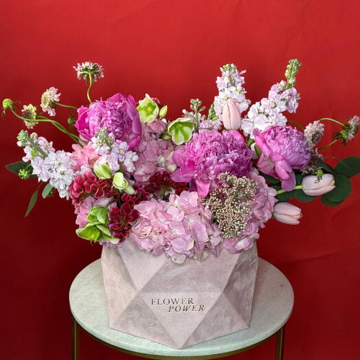 Пылающий сад: розовый пион, гортензия и тюльпан в розовой коробке