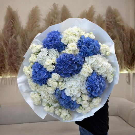 Букет королевско-синих гортензий