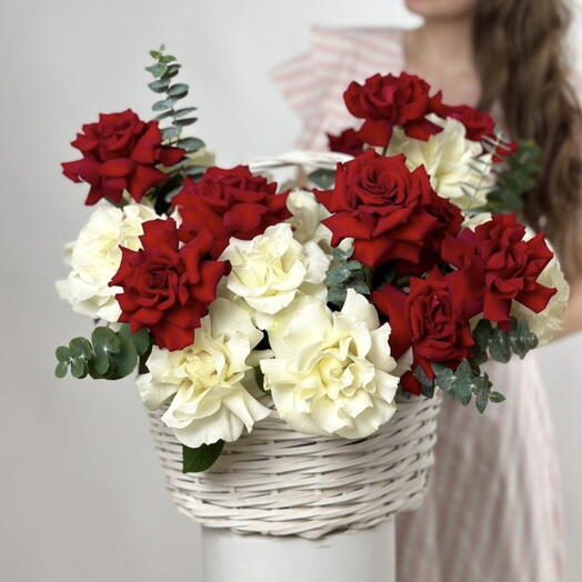 Объятие Валентина _ Классическая роскошная корзина красных и белых роз