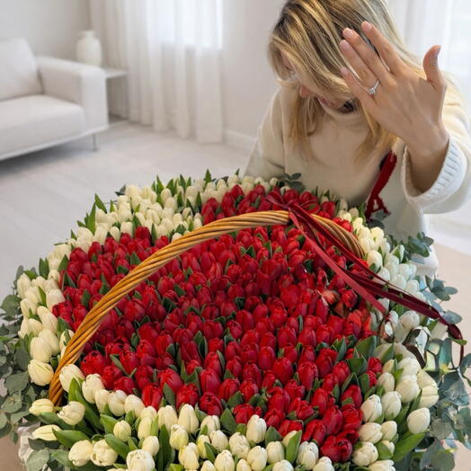Red   White Tulip Heart Basket