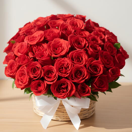 Красные розы в большой корзине