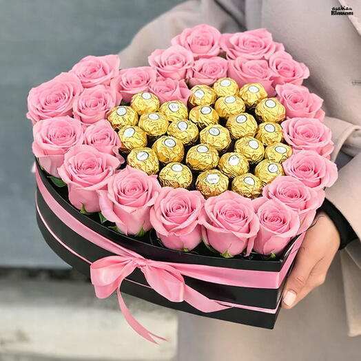 Combo de rosas y Ferrero Rocher en caja con forma de corazón