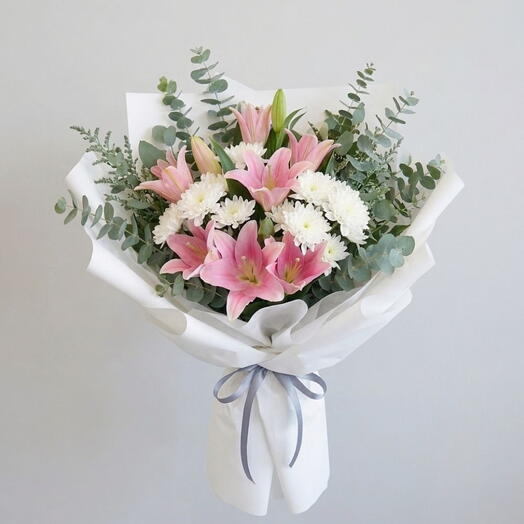 باقة أنيقة من زنبق وردي وأقحوان أبيض