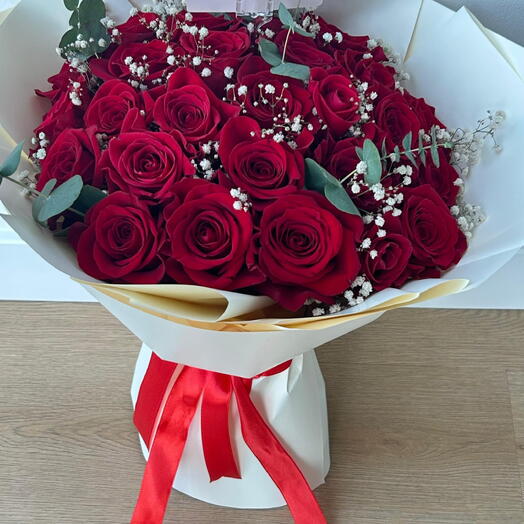 باقة أنيقة من 35 وردة حمراء