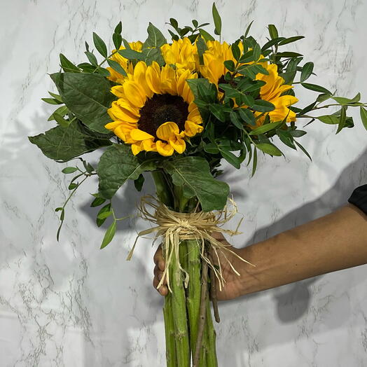 Композиция с подсолнухами в вазе