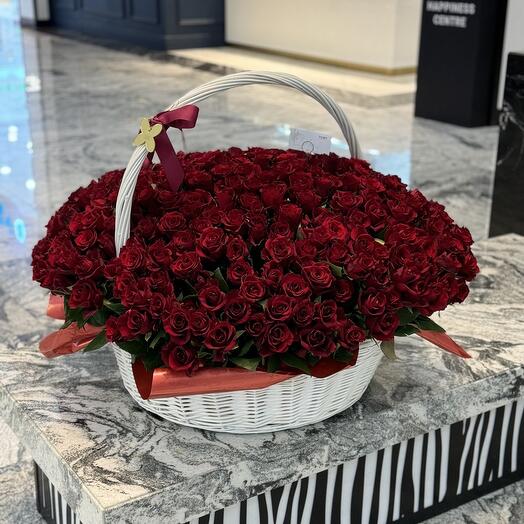 301 roses rouges dans un panier