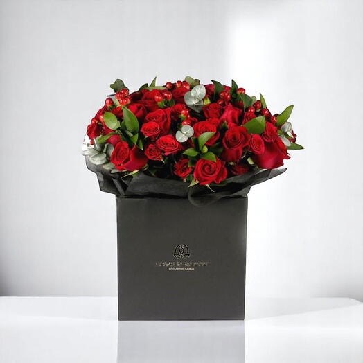 Букет свежих красных роз в сумке