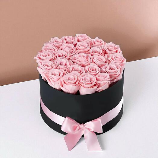 Нежная коробка с розовыми розами