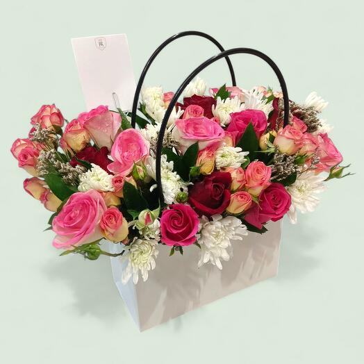 Корзина ассорти из ярких роз
