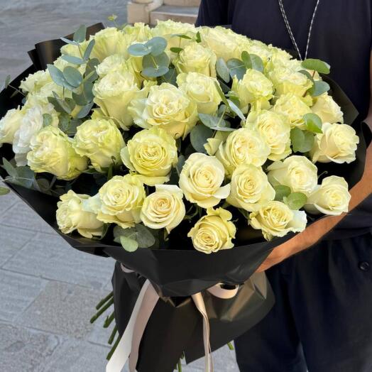 Ramo premium de 51 rosas blancas y eucalipto