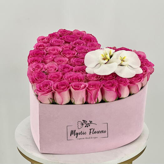 Коробка в форме сердца с розовыми розами