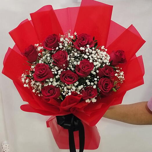 Роскошный букет из красных роз