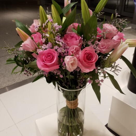 Красивая композиция из розовой лилии и роз в вазе