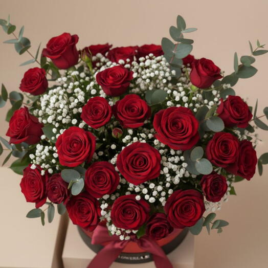 Роскошная круглая коробка с красными розами, гипсофилой и эвкалиптом