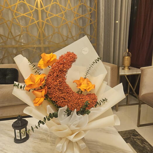Bouquet de roses en forme de croissant de lune pour le Ramadan