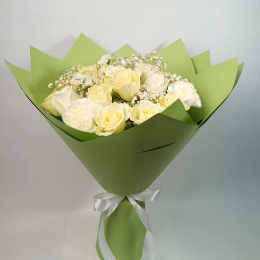 Букет белых и кремовых роз с гипсофилой