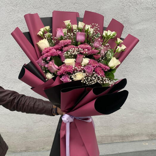 Arreglo púrpura y blanco