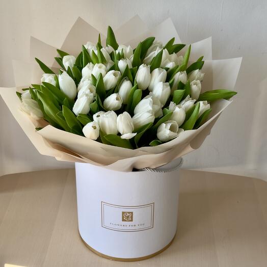 Белая коробка тюльпанов