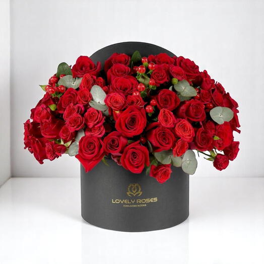 Свежие красные розы в шляпной коробке