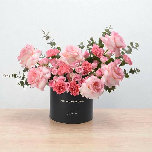 Розовая лепестковая коробка «Ты — мой мир»