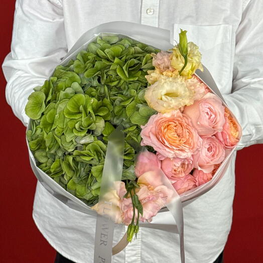 Garden Secret: Small Bouquet of Hydrangeas, Roses and Eustomas