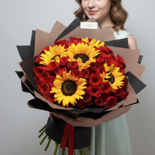 باقة من الورود الحمراء وعباد الشمس
