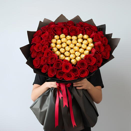 Роскошное сердце из красных роз и Ferrero Rocher