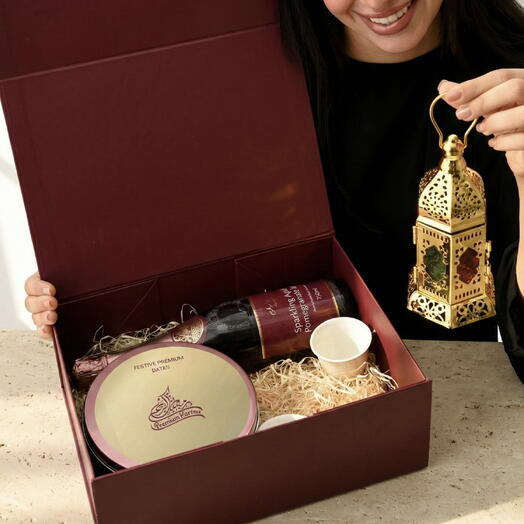 Корзина со сладостями и фонарём