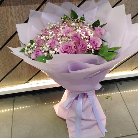 Ramo de rosas moradas