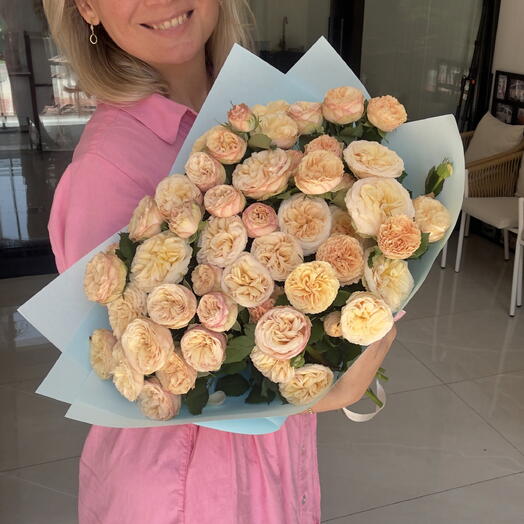 باقة من الفاوانيا والورود السبراي