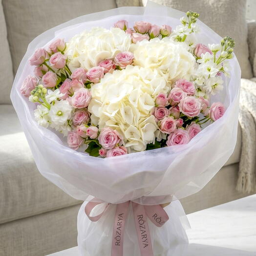 هيدرانجيا بيضاء   باقة من ورد السبراي الوردي