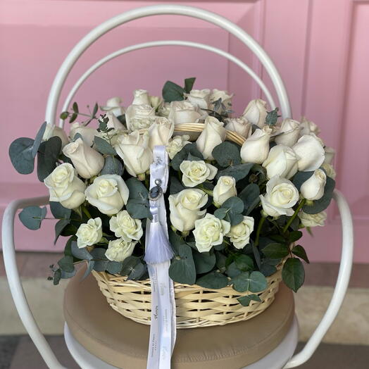 Medium Luxury White Rose Basket