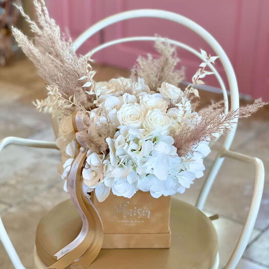 Rosa preservada beige con flores secas y de seda