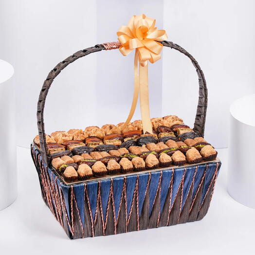 Panier de dattes fourrées et de baklava