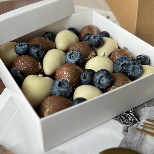 Клубника в шоколаде с голубикой