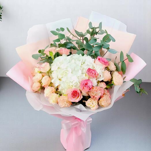 Букет пастельных гортензий и розовых роз