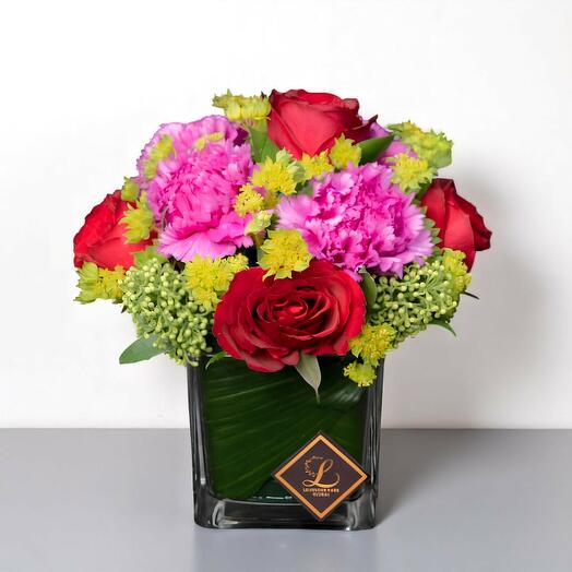 Микс цветов в стеклянной вазе