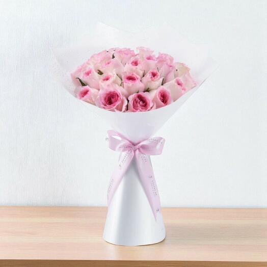 Очаровательный букет розовых бутонов – 20 нежно-розовых роз в элегантной упаковке