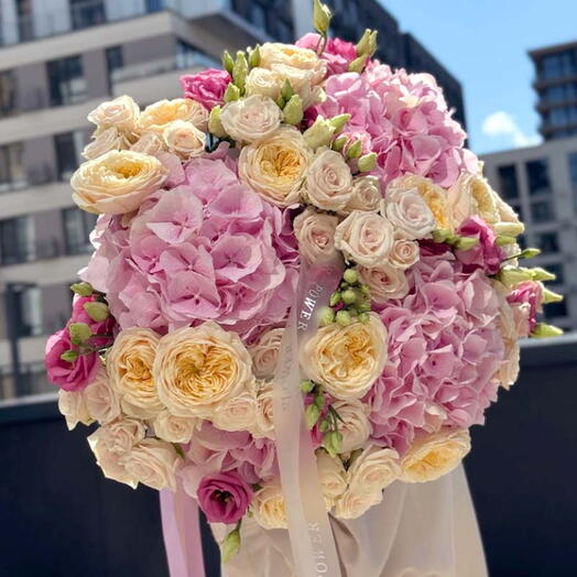 Пастельная симфония: большой букет садовых роз, гортензий и кустовых роз