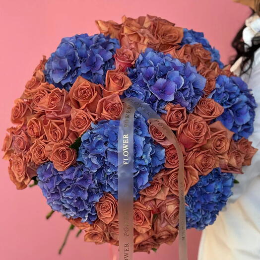 Azure Ember: Большой букет из 10 синих гортензий и 50 терракотовых роз