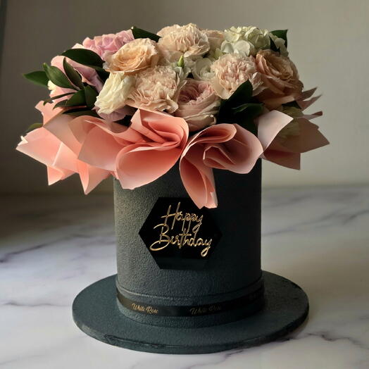 كعكة في علبة زهور