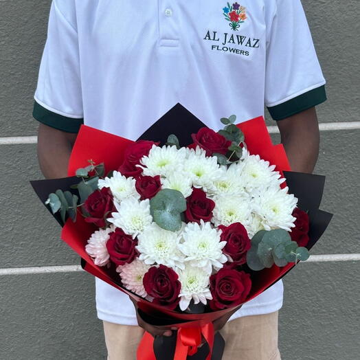 Смешанный букет с красными розами