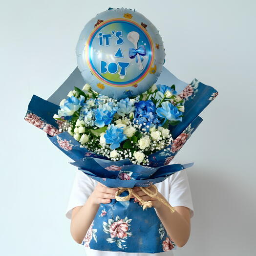 Ramo floral para bebé varón recién nacido | Rosas azules y blancas con globo | Entrega el mismo día en EAU