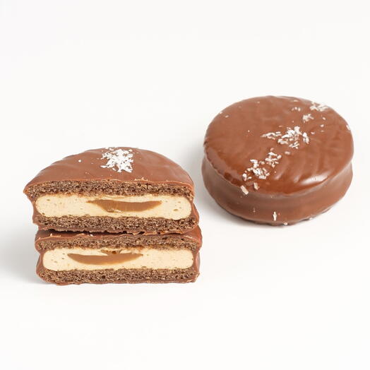 Кокосовое суфле и карамельное сладкое печенье