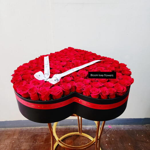 151 roses rouges en forme de cœur